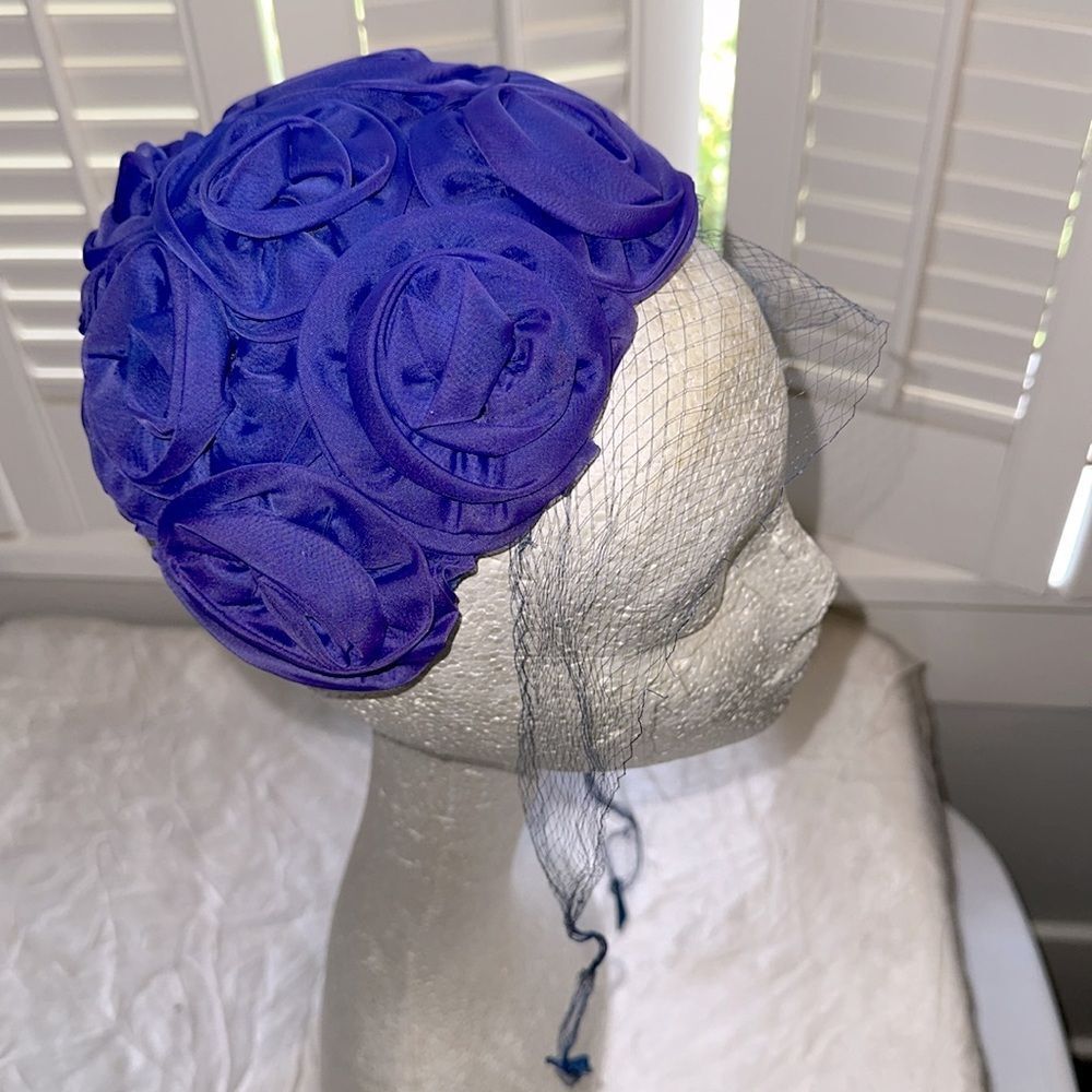 Vintage 50s/60s Purple Floral Hat with netting‎ ties - Picture 5 of 7